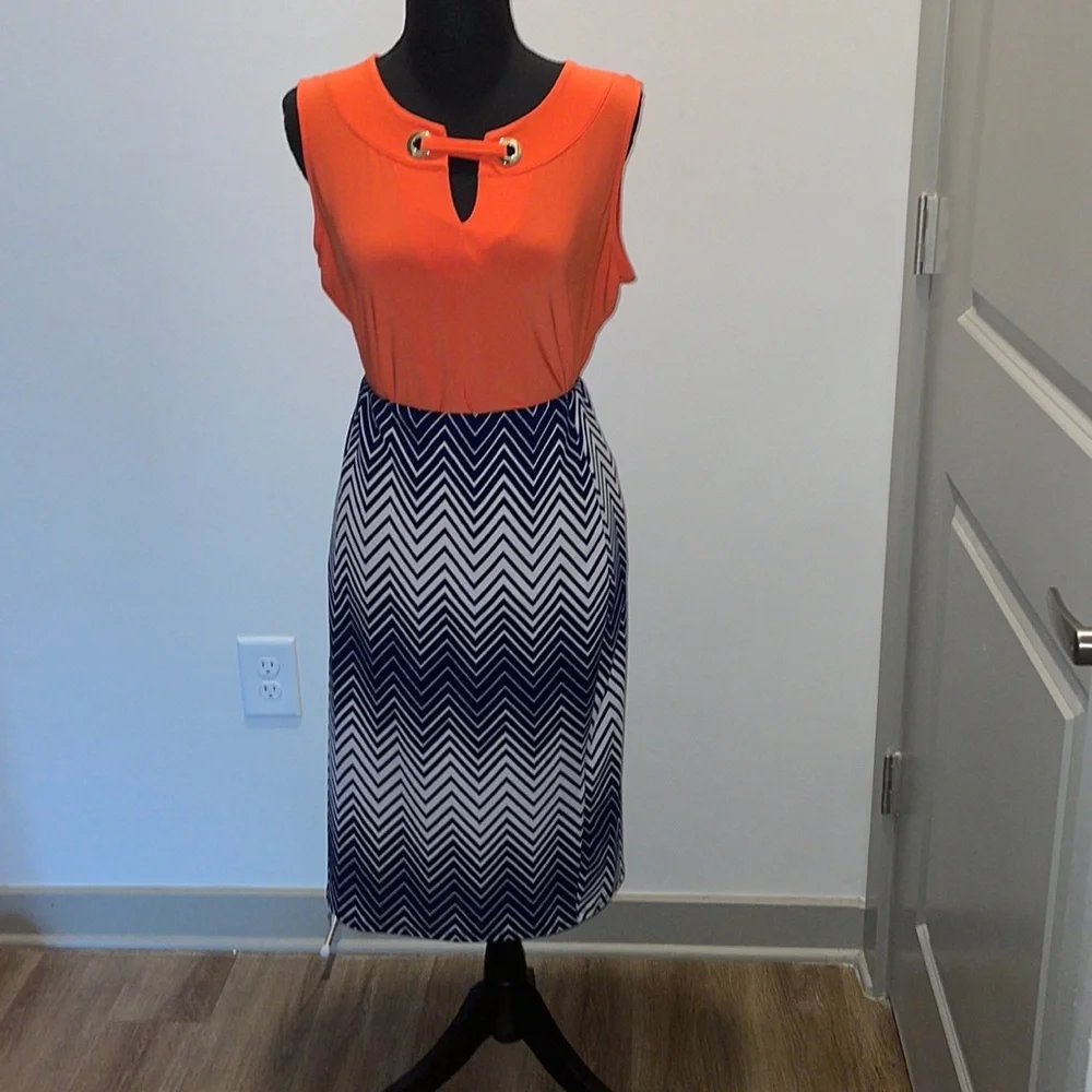 Textured navy skirt - Picture 1 of 5